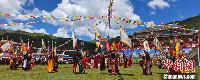 པད་མ་རྫོང་གི་ལྷ་མོ་ཚོགས་པས《རྟ་རྒྱུག་རྒྱལ་འཇོག》འཁྲབ་སྟོན་བྱས།