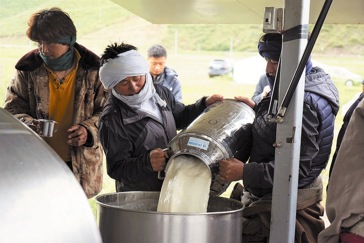 ཧུང་ཡོན་རྫོང་གི་འབྲི་མོ་འོ་མའི་ཐོན་ལས་ཀྱིས་འབྲོག་པར་ཕན་ཁེ་བསྐྲུན། 