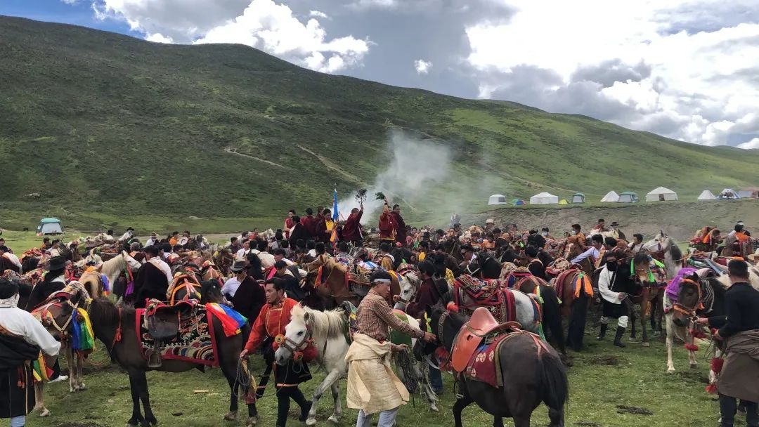 སྡེ་དགེའི་སྟག་དགོན་ཡུལ་ཚོས་འཛམ་གླིང་སྤྱི་བསང་གི་དུས་ཆེན་ལ་རོལ་བ།