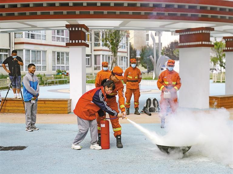 སློབ་གྲྭར་མེ་ཟོན་ཤེས་བྱ་དྲིལ་བསྒྲགས་བྱས་པ།