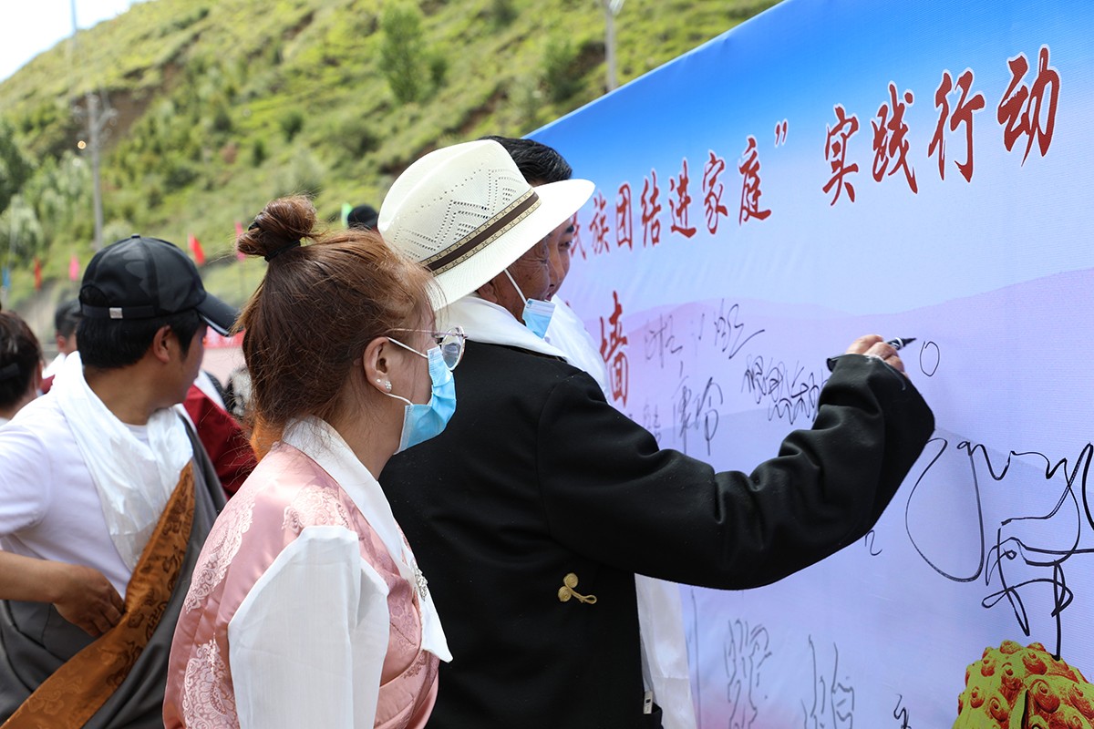 རྒྱལ་གཅེས་ཁྱིམ་གཅེས་ཀྱི་བརྩེ་སེམས་སྐྱོང་།། ཐུན་མོང་ཕྱུག་འབྱོར་གྱི་སྒུལ་ཤུགས་སློང་།།