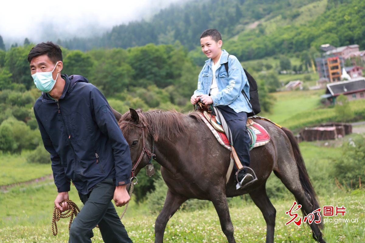 གཟི་ཚྭ་སྡེ་དགུ་རུ་ཡུལ་སྐོར་བ་ཇེ་མང་དུ་ཕྱིན་པ། 