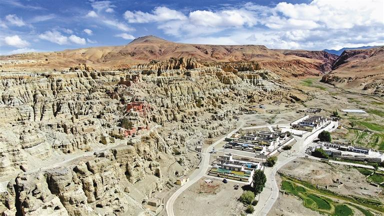 དུང་དཀར་གྲོང་ཚོས། ལོ་རྒྱུས་དང་འབྱུང་འགྱུར་བསྲུངས།