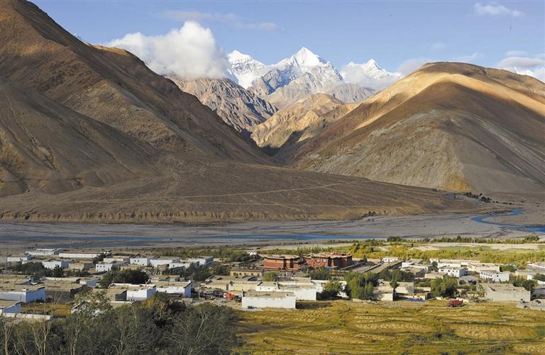 གློག་བརྟན་པ། ཐོན་ལས་དར་བ། མང་ཚོགས་ཕྱུག་པ། གྲོང་ཚོ་མཛེས་པ།