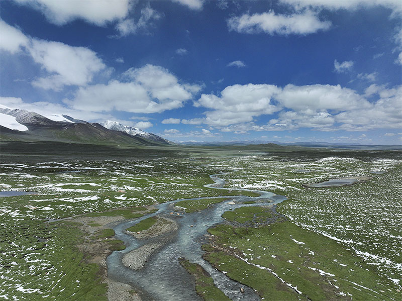 དབྱར་གཞུང་གི་འབྲི་ཆུའི་ཆུ་འགོའི་རི་ཆུའི་བཀོད་པ་བརྗིད་ཆགས་ཡིད་དུ་འོང་བ།