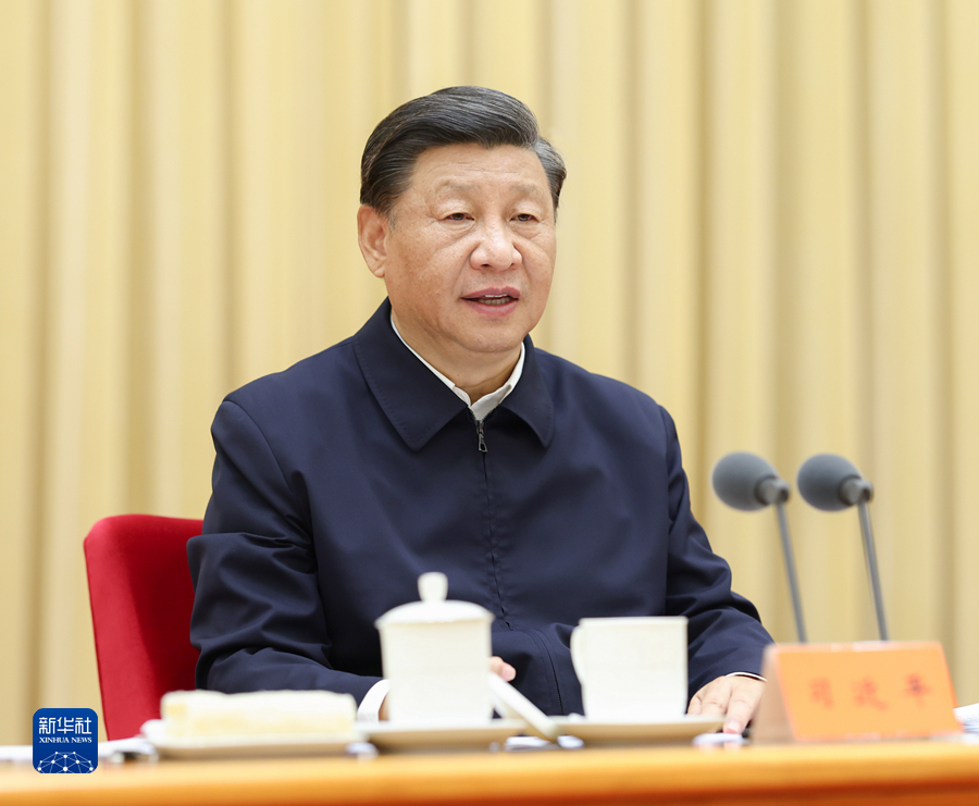 “སྤྱི་ཁྱབ་ཧྲུའུ་ཅི་ཞི་ཅིན་ཕིང་གི་གསུང་བཤད་གལ་ཆེན་གྱི་དགོངས་དོན་སློབ་སྦྱོང་གིས་ཏང་གི་ཚོགས་ཆེན་ཉི་ཤུ་པར་བསུ་བ་ཞུ་བའི”ཞིང་ཆེན་དང་པུའུ་རིམ་པའི་འགོ་ཁྲིད་ལས་བྱེད་པ་གཙོ་བོའི་ཆེད་དོན་བགྲོ་གླེང་འཛིན་གྲྭར་ཞི་ཅིན་ཕིང་གིས་གསུང་བཤད་གལ་ཆེན་གནང་།