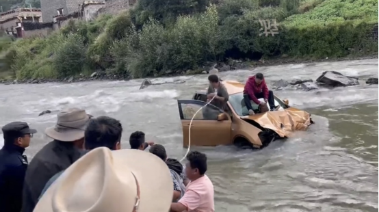 ལི་ཐང་ཉེན་རྟོག་ཕྱོགས་ཀྱིས་སོག་ཆུའི་ནང་ལྷུང་བའི་མི་2བསྐྱབས་འདུག
