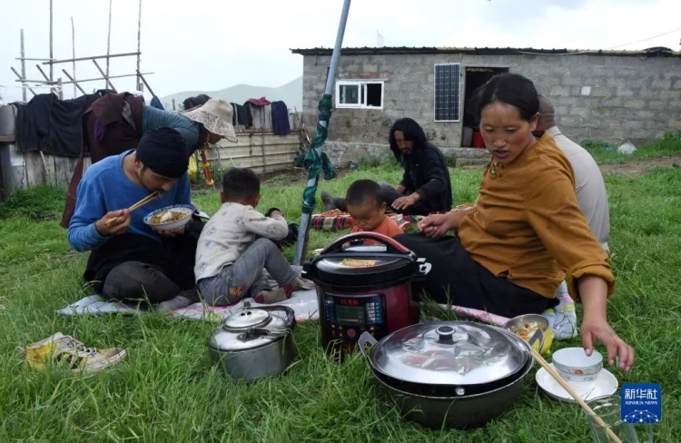 ཁྲོན་ནུབ་མཐོ་སྒང་གི་དེང་རབས་འབྲོག་པའི་འཚོ་བ།