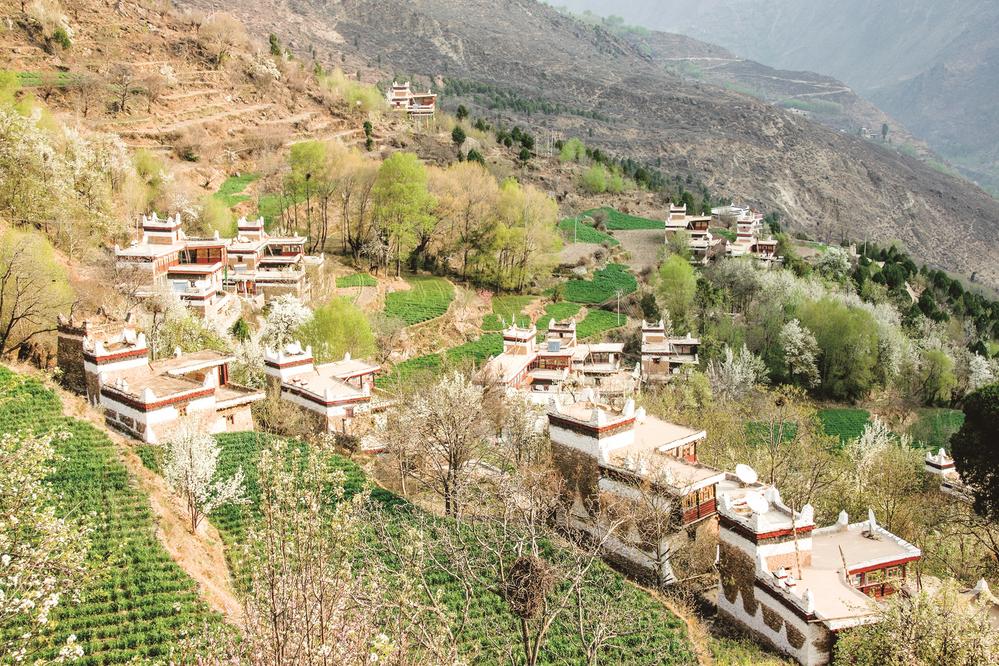 ཡུལ་མིའི་ཡུལ་སྐོར་སྣེ་ལེན་ཁང་ཆུང་ངུ་ཡིས་དཔལ་འབྱོར་ཆེན་མོར་སྐུལ་ཁྲིད་བྱས།