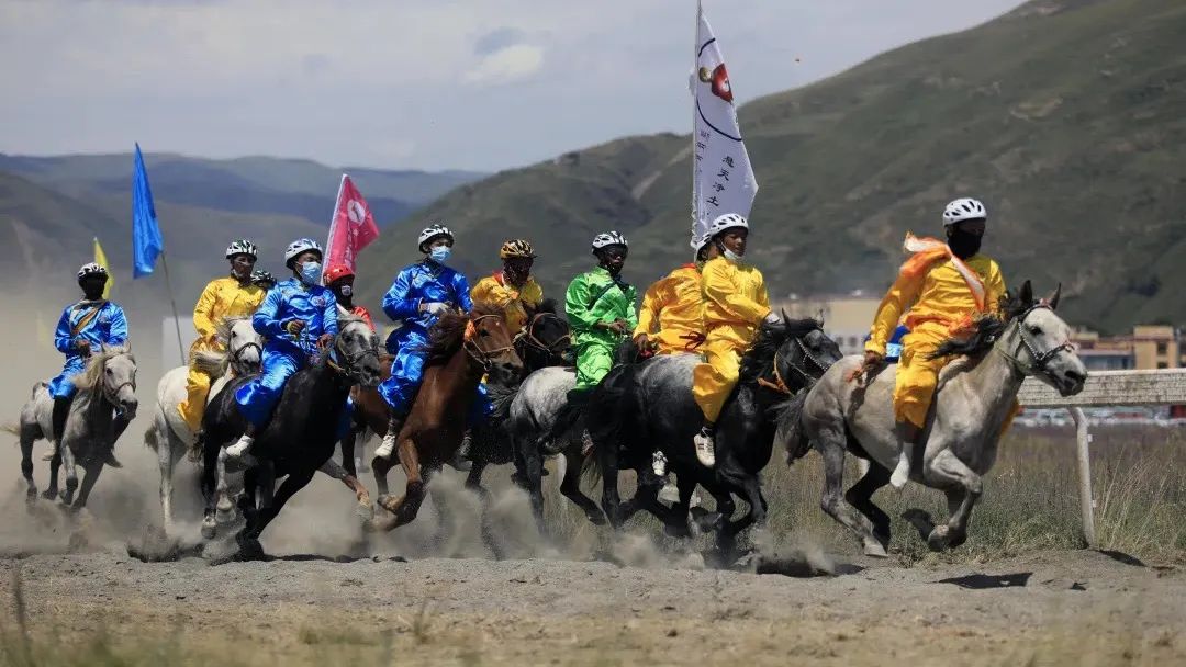 2022ལོའི་འཛམ་ཐང་རྫོང་གི་རྟ་རྒྱུག་འགྲན་ཚོགས་མགོ་བརྩམས།