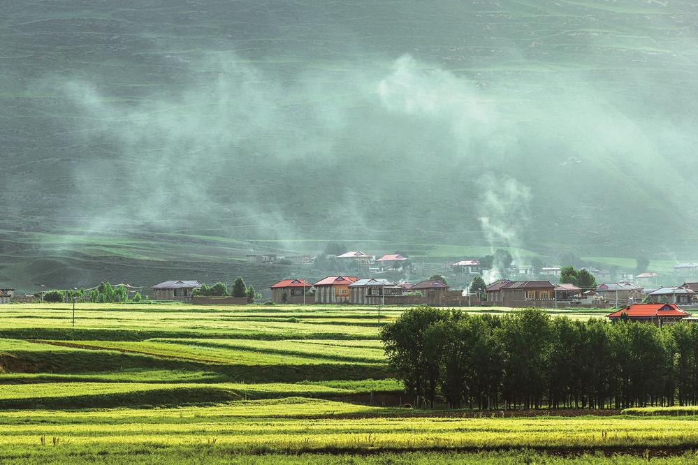 དཀར་མཛེས་ཁུལ་གྱི་ས་ཁོངས་ཧྲིལ་པོ་ལ།མཛེས་སྡུག་ངོ་མཚར་ལྟ་བས་ཆོག་མི་ཤེས།