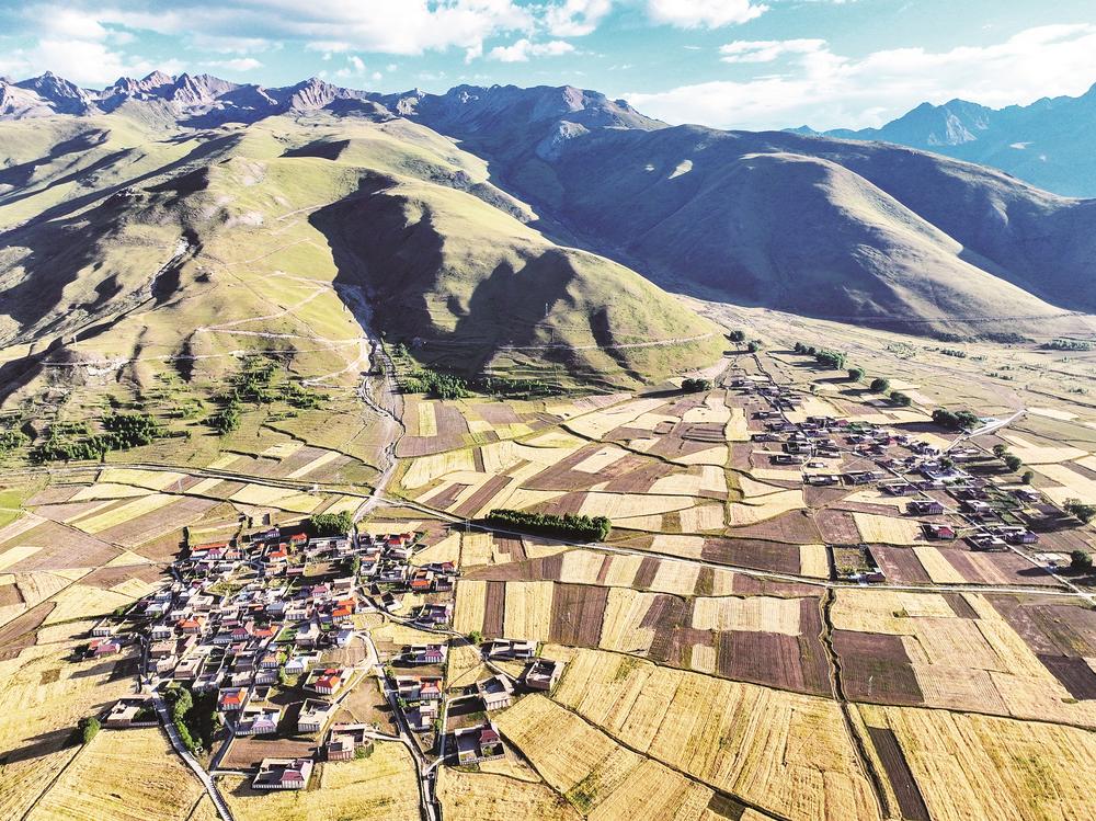 ཁམས་བྱང་འབྲུ་མཛོད་ཅེས་མཚན་སྙན་ཡོད་པའི་དཀར་མཛེས་རྫོང་དུ་ནས་བརྔ་བསྡུ་བྱེད་པའི་ལས་ལ་བྲེལ།