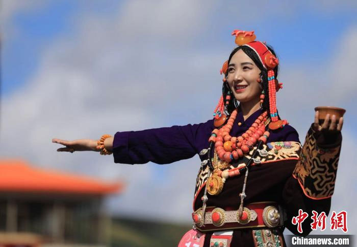 འཛམ་ཐང་གི་ཕོ་གསར་མོ་གསར་ཚོས་ཕ་ཡུལ་གྱི་མགྲིན་ཚབ་བྱས།