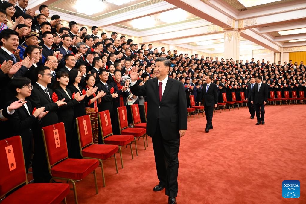 ཞི་ཅིན་ཕིང་གིས་རྒྱལ་ཡོངས་ཀྱི“མི་དམངས་བློ་ཡིད་ཚིམ་པའི་གཞུང་ལས་པ”དང“མི་དམངས་བློ་ཡིད་ཚིམ་པའི་གཞུང་ལས་པའི་མཉམ་སྡེབ”ཀྱི་འཐུས་མིར་མཇལ་འཕྲད་གནང་བ།