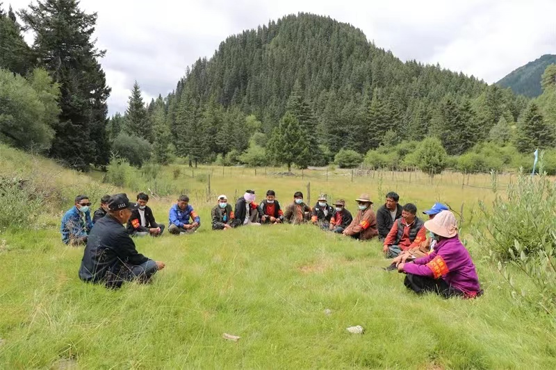 མཛོད་དགེ་རྫོང་གི་སྐྱེ་ཁམས་སྲུང་སྐྱོང་བ1564ཡིས་ནགས་ཚལ་དང་རྩྭ་ཐང་གི་མེ་འགོག་གྱང་ར་བརྟན་པོར་བསྐྲུན་པ།