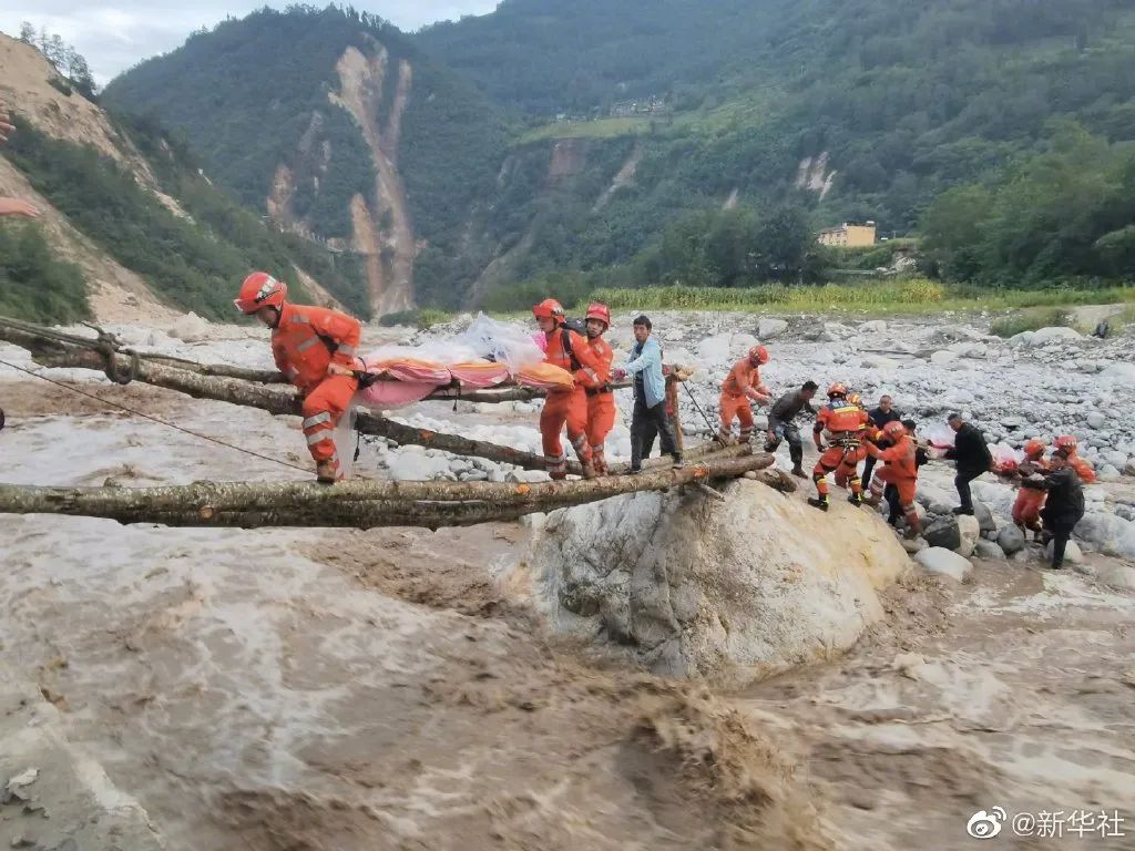 དཀར་མཛེས་ལྕགས་ཟམ་རྫོང་གི་ས་འགུལ་ཁྲོད་མི་46རྐྱེན་ལམ་དུ་ཤོར།
