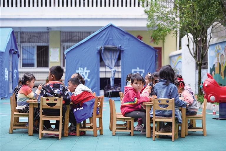 ས་ཡོམ་ཁུལ་གྱི་ཕྱི་རོལ་སློབ་ཁང་།
