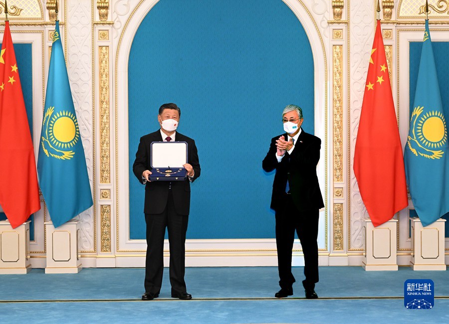 ཞི་ཅིན་ཕིང་གིས་ཧ་སག་སི་ཐན་གྱི་ཙུང་ཐུང་ཐུའོ་ཁ་ཡེ་ཧྥུའུ་ཡིས་ཕུལ་བའི“གསེར་གྱི་བྱ་གླག”གཟེངས་རྟགས་བཞེས་པ།