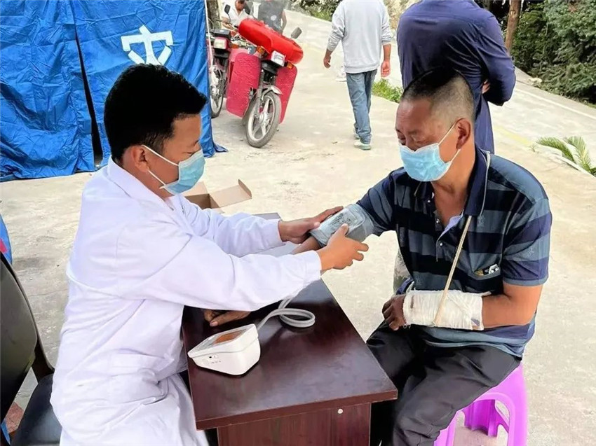 དཀར་མཛེས་ཁུལ་བོད་སྨན་ཁང་གནོད་སེལ་རྒུད་སྐྱོབ་ཀྱི་ལས་ཀར་ཞུགས་པ། 