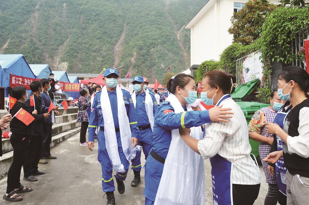 དར་དཀར་པོ་སྤུན་མཆེད་གྲོགས་ལ་ཕུལ།།དྲིན་ཆེན་པོ་སེམས་སུ་གཏན་དུ་གནས།།