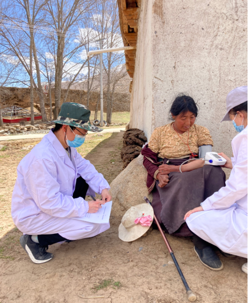 སྨན་པ་དང་སྨན་ཞབས་པ97ལ་བཀའ་དྲིན་སྙིང་ནས་ཞུ།