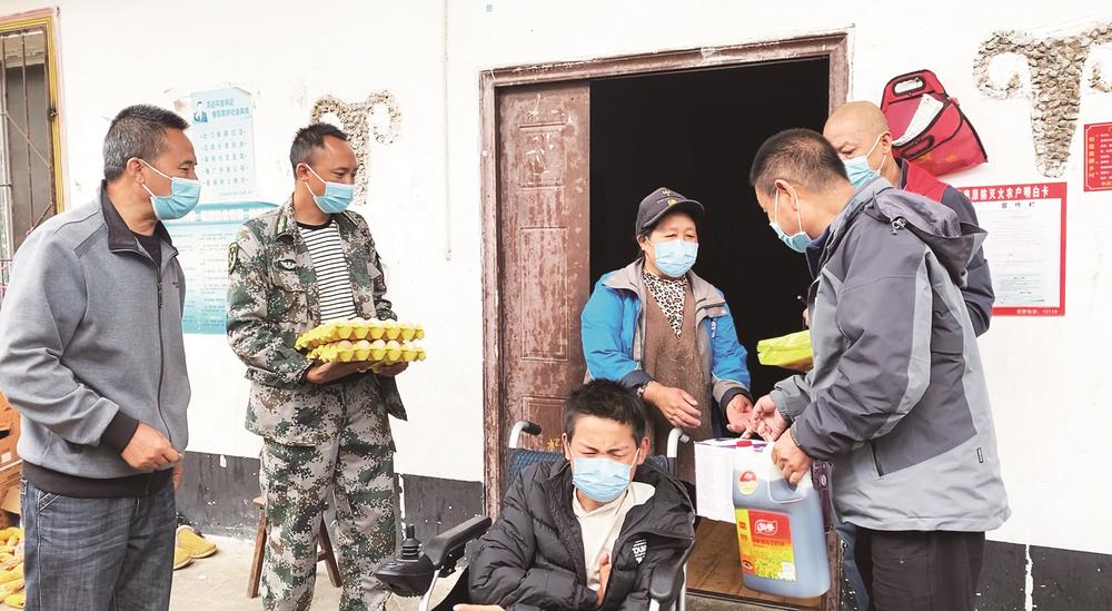 ཀྲུང་ཧྭ་མི་རིགས་གཅིག་མཐུན་འདུས་གྲུབ་འདུ་ཤེས་བརྟན་པོར་འཆང་།། མི་རིགས་མཐུན་སྒྲིལ་ཁྱིམ་ཚང་གཅིག་ལྟར་བརྩེ་བ་ལྷག་པར་ཟབ།།