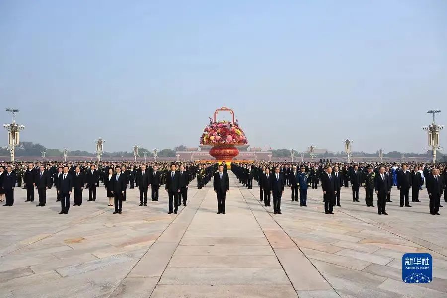 སྔོན་གཤེགས་དཔའ་བོའི་རྗེས་དྲན་ཉིན་མོར་མི་དམངས་དཔའ་བོར་མེ་ཏོག་འབུལ་བའི་མཛད་སྒོ་པེ་ཅིན་དུ་གཟབ་རྒྱས་ངང་སྤེལ།