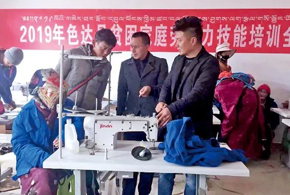 གསེར་རྟ་ཝུན་ཅང་སེམས་པ་གཅིག་ཏུ་སྦྲེལ།  རོགས་སྐྱོར་ཞབས་རྗེས་ས་མཐོའི་ཡུལ་དུ་བཞག