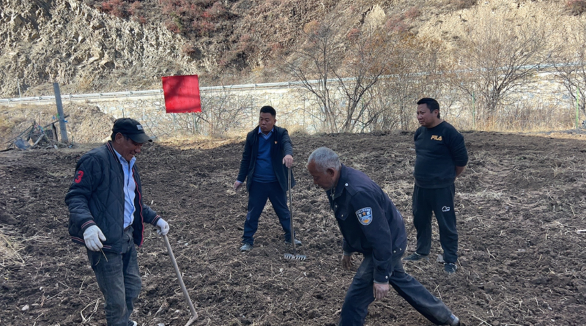 མཁར་སར་ཡུལ་ཚོས་སྤྲུ་ནག་འདེབས་འཛུགས་བྱས་ཏེ་ཐོན་ལས་དར་སྤེལ་ལ་སྐུལ་འདེད་བཏང་།