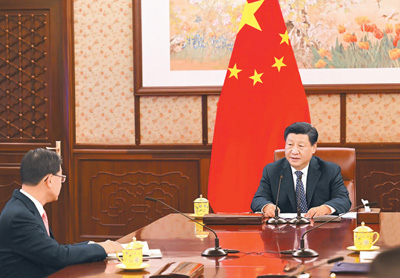 ཞི་ཅིན་ཕིང་གིས་པེ་ཅིང་དུ་འགན་སྒྲུབ་གསལ་ཞུ་གནང་བར་ཕེབས་པའི་ལི་ཅ་ཁྲའོ་དང་མཇལ་འཕྲད་གནང་བ།