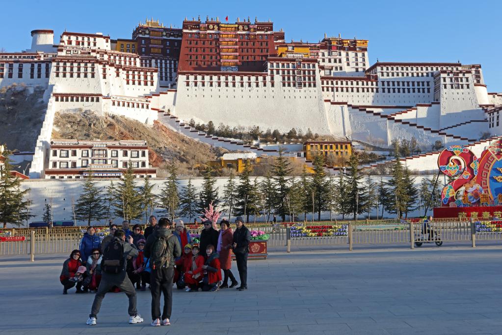 ཟླ1པོའི་ཚེས3ནས་བཟུང་ཕོ་བྲང་པོ་ཏ་ལར་རིན་མེད་སྒོས་ལྟ་སྐོར་བྱས་ཆོག