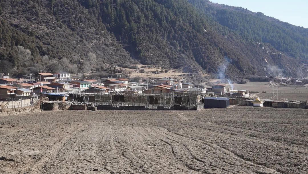 ཆུ་གཤོང་ཡུར་བ་བསྐྲུན་པས་སྡེ་དམངས་ཀྱི་བསྟོད་བསྔགས་ཐོབ།