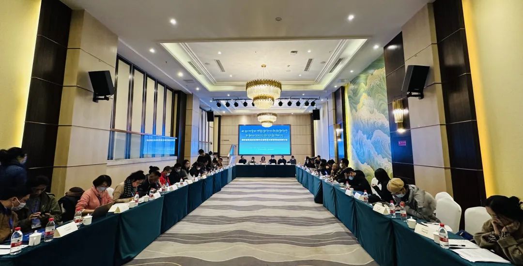  རྒྱལ་ཁབ་སྤྱི་སྐད་གསོ་སྦྱོང་སློབ་དེབ་དང་ཁྲིད་སྟོན་ཀློག་དེབ་ཀྱི་རྩོམ་སྒྲིག་རྣམ་གྲངས་དབུ་འབྱེད་དཔྱད་གླེང་ཚོགས་འདུ་ཁྲེང་ཏུའུ་རུ་འཚོགས།