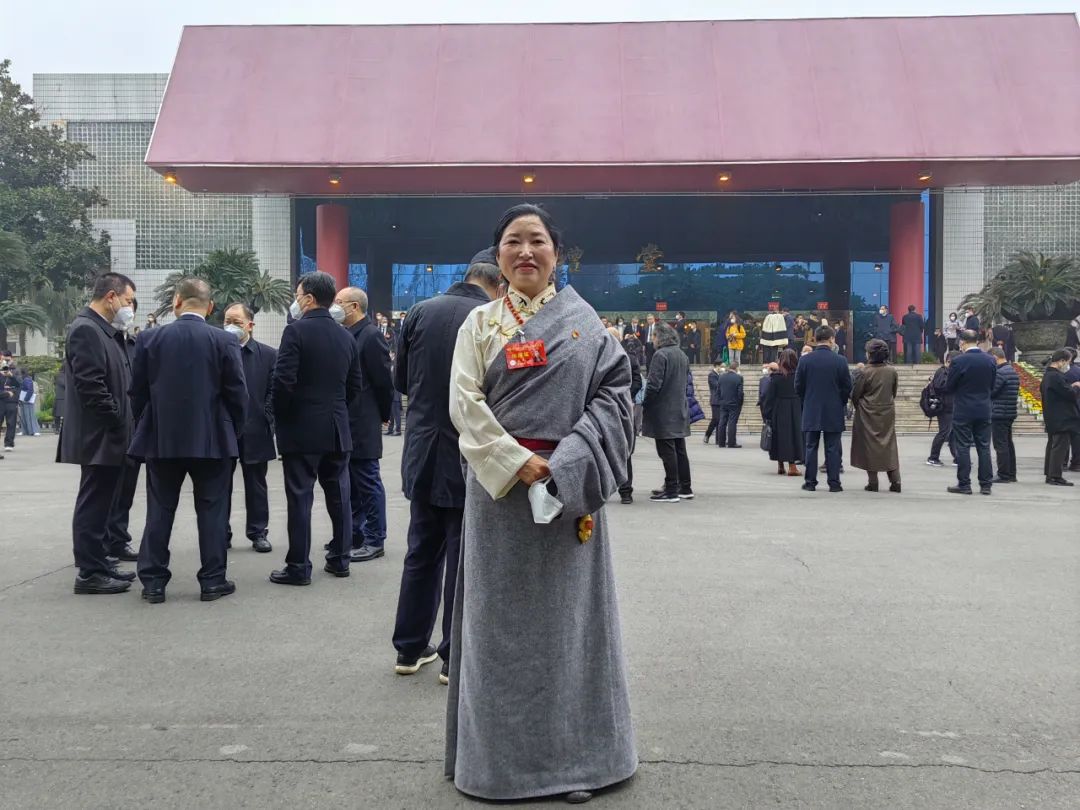 ཞིང་ཆེན་སྲིད་གྲོས་ཨུ་ཡོན་གསེར་སྒྲོན་གྱིས་གྲོས་གཞི་འདི་འདྲ་བཏོན།