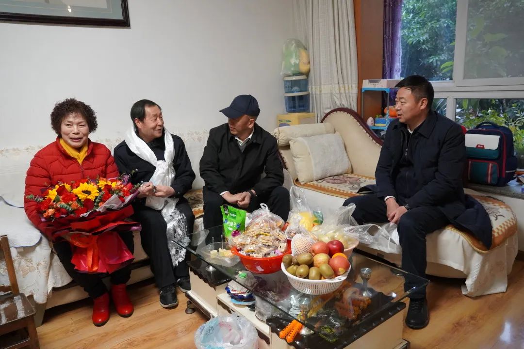ལོ་སར་ལ་འཚམས་འདྲི་བྱས་ཏེ་མི་སེམས་ལ་དྲོད་ཁོལ་ཕུལ།