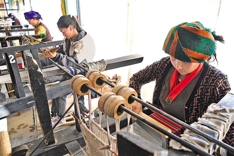 པང་གདན་བཏགས་ནས་བདེ་སྐྱིད་འཚོ་བ་གཏོད།