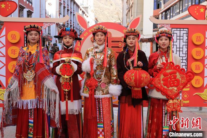 རོང་བྲག་རྫོང་གི་སྲང་ལམ་དུ་ལོ་སར་བསུ་པའི་རྣམ་པས་ཁེངས།