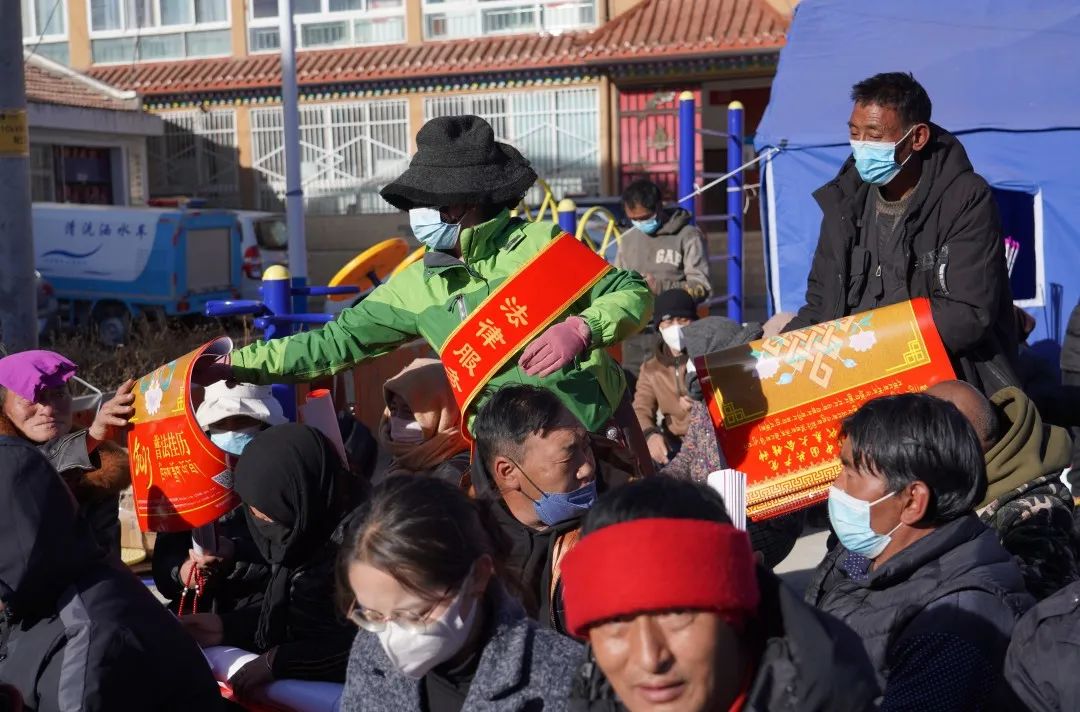 རྔ་བ་རྫོང་གིས་གཞི་རིམ་དུ་གཤམ་སྤེལ་བཞི་དང་སྲིད་ཇུས་སྒྲོག་འགྲེལ་བྱེད་སྒོ་སྤེལ་ཏེ་དམངས་སེམས་སྐྱིད་ལ་སྐུར།