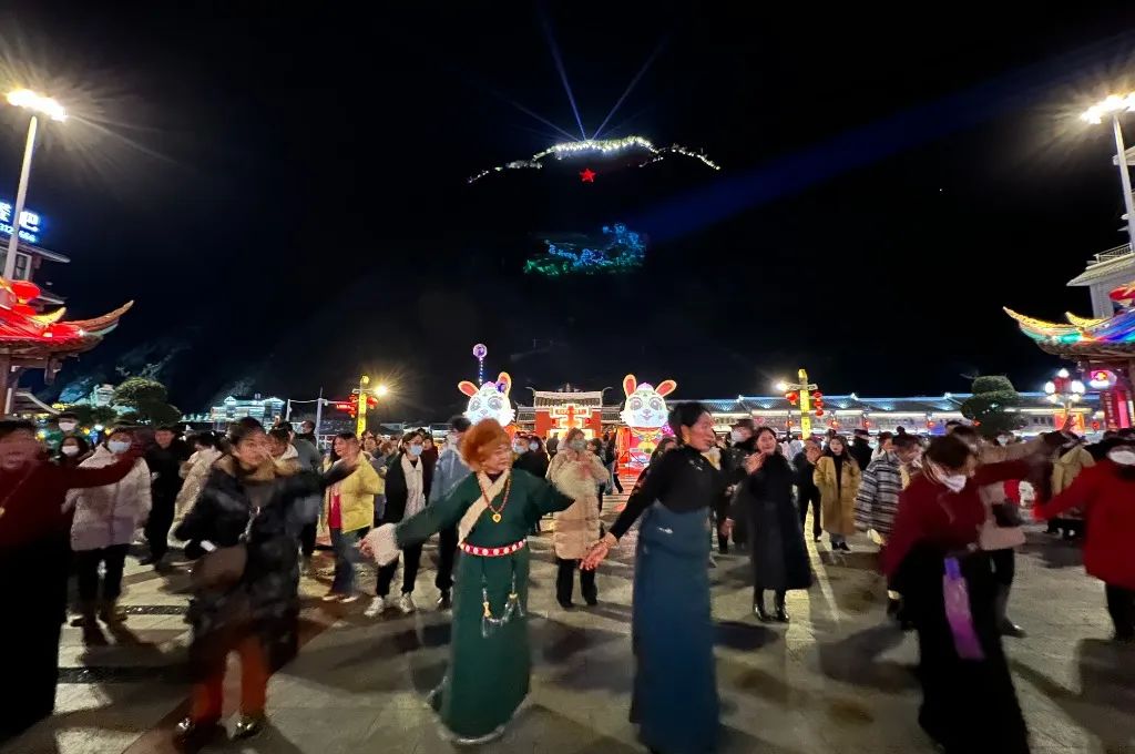 ལྕགས་ཟམ་རྫོང་དུ་ས་འགུལ་བྱུང་ཡང་དཔྱིད་གསར་དུས་ཆེན་ལ་རོལ་བཞིན་ཡོད།