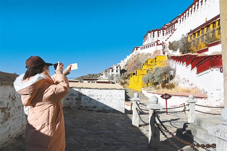 དགུན་དུས་ཕོ་བྲང་པོ་ཏ་ལར་ཡུལ་སྐོར་བྱེད།
