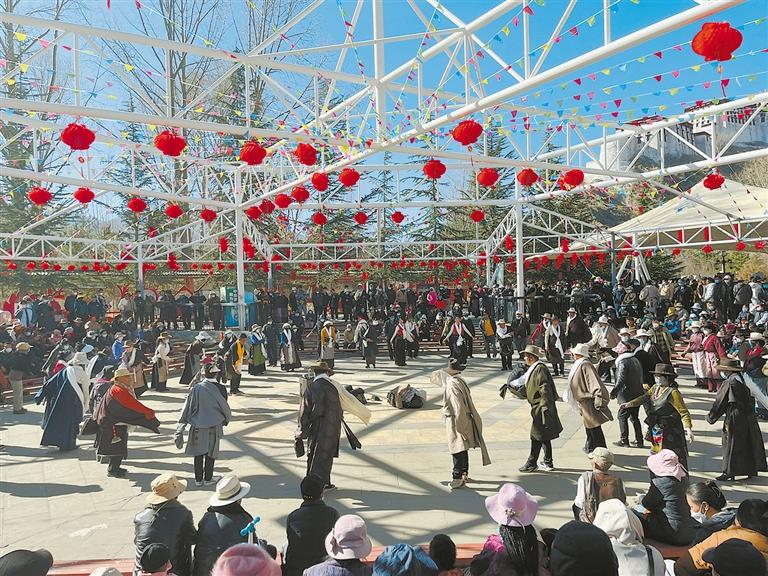 དམངས་ཀྱི་ལུས་སྦྱོང་བྱེད་སྒོ་སྤེལ། སྤྲོ་སྣང་ལྡན་པའི་འཚོ་བར་རོལ།