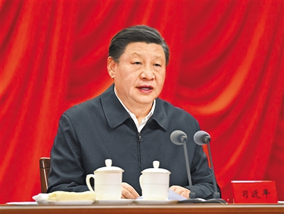 ཞི་ཅིན་ཕིང་གིས་ཏང་གི་ཚོགས་ཆེན་ཉི་ཤུ་པའི་དགོངས་དོན་སློབ་སྦྱོང་དང་ལག་བསྟར་བྱེད་པའི་བགྲོ་གླེང་འཛིན་གྲྭ་སློབ་འགོ་ཚུགས་པའི་མཛད་སྒོར་གསུང་བཤད་གལ་ཆེན་གནང་།
