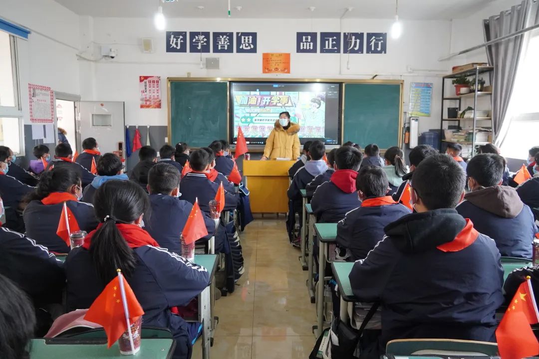 མཛོད་དགེ་རྫོང་གི་སློབ་གྲྭ་ཆུང་འབྲིང་གིས་སློབ་སྐབས་གསར་བ་བསུས།