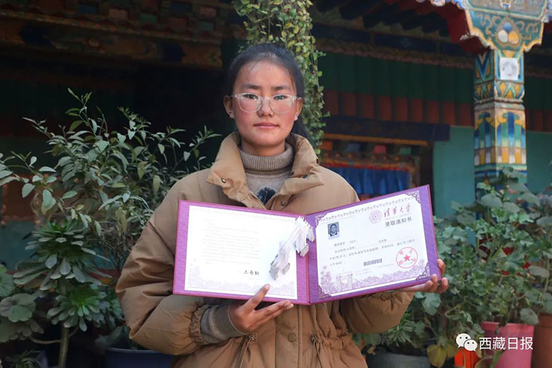 བོད་ཀྱི་བུ་མོ་འདི་ཆིང་ཧྭ་སློབ་ཆེན་དུ་རྒྱུགས་འཕྲོད་པ།