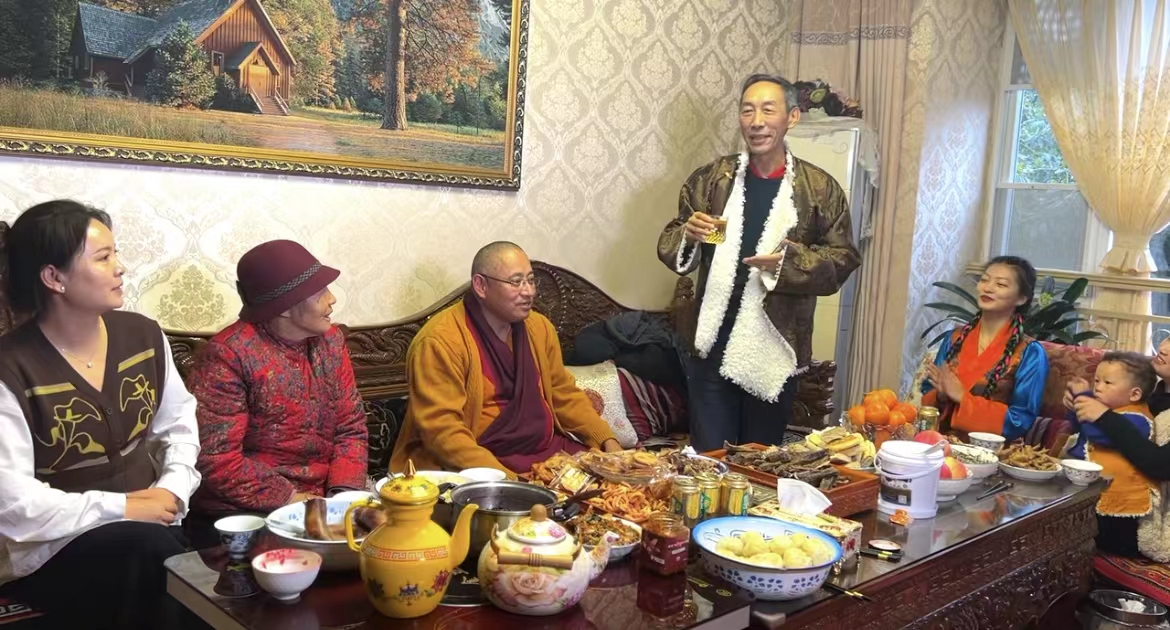 གྲོང་ཁྱེར་ནང་གི་བོད་པའི་ལོ་སར།