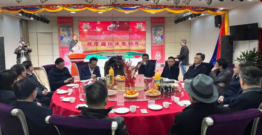 སི་ཁྲོན་ཞིང་ཆེན་གྱིས་ཇ་སྟོན་ཚོགས་འདུ་འཚོགས་ཏེ་བོད་རབ་རྒྱན་ཆུ་མོ་ཡོས་ལོའི་ལོ་སར་བསུས།