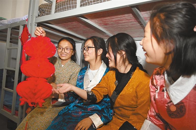 སྐྱིད་པའི་ལོ་གསར་དགའ་གཏོང་བྱེད།