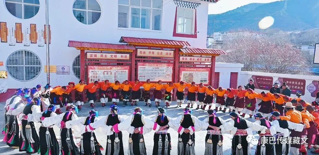 བྲོ་དང་གཞས་ཀྱིས་གནམ་ལོ་གསར་པ་བསུ།