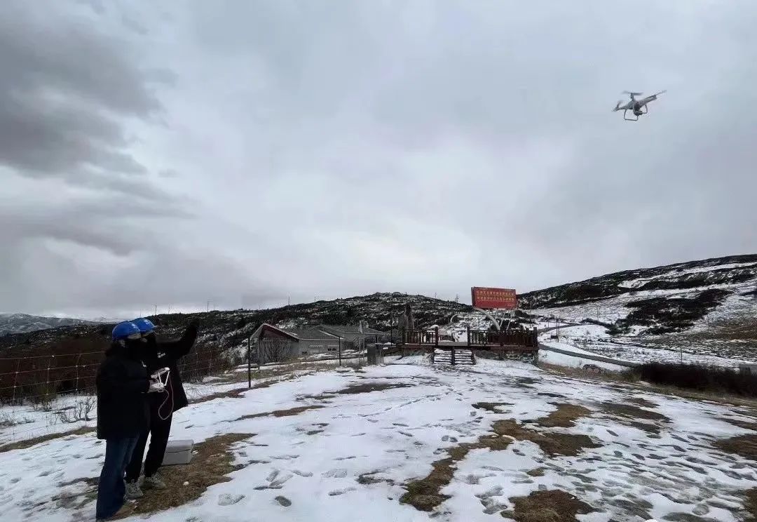 ཧུང་ཡོན་རྩྭ་ཐང་གློག་དྲ་ནམ་མཁའི་བུད་མེད་སྲུང་དམག་འཕུར་མགོ་ཚུགས།