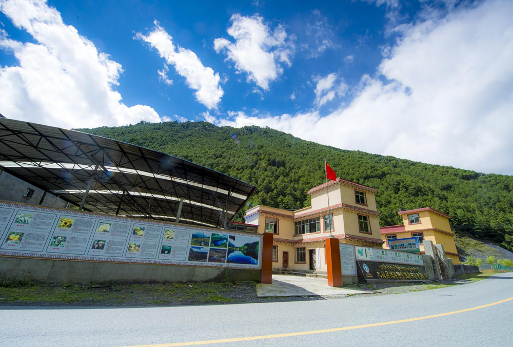 དཀར་མཛེས་ཁུལ་གྱི་ཁེ་ལས་འདི་ཞིང་ཆེན་རིམ་པའི་འཕེལ་རྒྱས་རྟེན་གཞིའི་ནང་ཚུད།